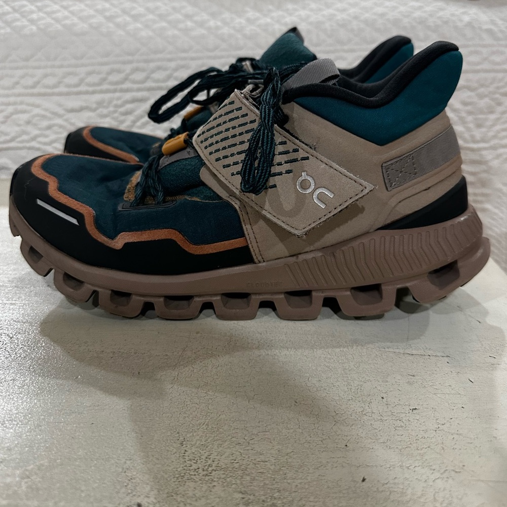 Men’s On Cloud Cloudrock Low Athletic Hiking Shoes Size 8.5 (used)